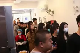 杭州最“豪”的面馆，规矩多告示贴满墙，50一碗老人小孩抢着排队图片