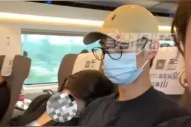 太突然，男子坐高铁被邻座陌生女子靠肩睡，结果妻子却幸灾乐祸了图片