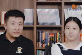 张雪峰和妻子首次公开同框，看似甜蜜恩爱，实则“自曝家丑”！图片