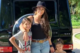 给3岁女儿蜜蜡脱眉毛被外国网友骂翻，妈妈：为了孩子不被欺负图片