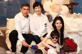 baby补发全家福庆祝35岁生日，混血父亲和7岁儿子“小海绵”罕见露面：每年的爱，谢谢大家图片