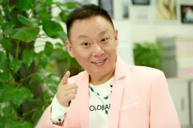 小品演员邵峰，与郭冬临张海燕交情至深，和媳妇赵霞的生死恋图片