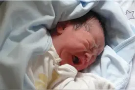 频繁夜醒的宝宝有苦衷，父母搞懂这些原因，娃总夜醒，5招来应对图片