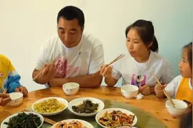 千万粉丝桃子姐凭做菜成功带动一家人的经济图片