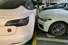 宝马占用超充车位，被特斯拉怒堵4天！网友炸锅，遇到这事怎么办？图片