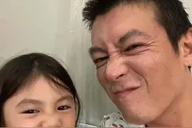 陈冠希与女儿嘟嘴合照两人神似，素颜真实皱纹明显，连痣都能看清图片