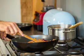 铁锅，锅底油污多怎么去？教你一招，炒锅立马变新锅图片