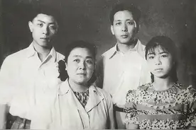 才女丁玲：与两个男人同居，狱中替叛徒生女，后嫁小13岁丈夫图片