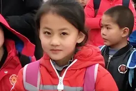 7岁女孩因一张笑脸走红，父母为她拒签百万合约，两年现状如何？图片