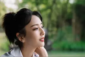 佟丽娅美得随性大方，穿白色套装配小白鞋清新减龄，又休闲又气质图片