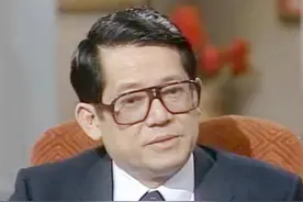 1988年，菲律宾总统叫嚣离南沙更近，邓小平：菲律宾离中国也很近图片