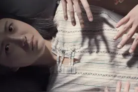 韩国人性电影，花季少女瘫痪在床，邻居每晚上门“照顾”，真讽刺图片