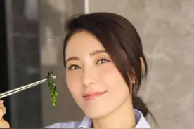 45岁曾黎分享“以油养肤”，很适合四五十岁的女人，看看不亏图片