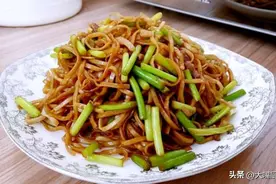 原来蒸卤面这么简单，学会这做法，爽滑筋道入味，香而不腻太好吃图片