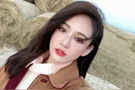 43岁陈乔恩北京坐地铁出行，肚子大得撑衣服孕味足，频自拍无人识图片