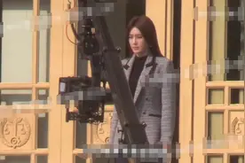 秦岚片场拍戏画面曝光！7个工作人员拥簇服务，助理贴心撑伞拿包图片