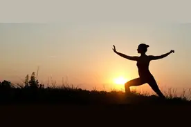 这届年轻人爱上的「八段锦」，每个动作都是一剂“药”图片