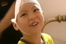 2010年山东女子看电视，恰巧看到失踪的丈夫儿子，儿子只剩半个头图片