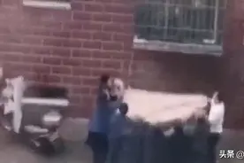 男童悬在五楼窗外，俩山东大哥冒险出手，举马扎托举这一幕破防了图片