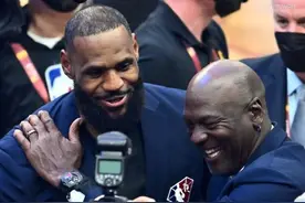 利拉德和戴维斯！就是NBA75周年的“76大”里最具争议的两个图片