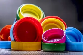 饮料瓶盖别扔，切一个小口后粘在一起，放在厨房里，作用太强大了图片