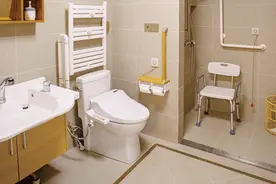 老人冬天洗澡，一定要知道这4点图片