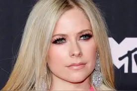 37岁的艾薇儿老成这样了？穿露腰装素颜出街像大妈，差点没认出来图片