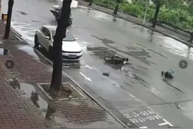 又是开门杀，广东一女子当场身亡，监控曝光细节，网友怒了图片
