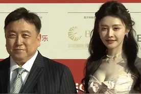 70岁“烂片之王”王晶，终于开始捧自己女儿，还下场拉踩周星驰图片