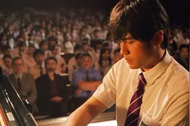 学钢琴的好处！周杰伦钢琴史曝光：每天必须练够两小时，那时4岁图片