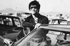 1973年李小龙去世当晚，某记者潜入殡仪馆，发现他脸上有个“泡”图片