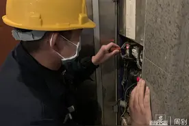 连续20多天睡在车里，维修小哥驻点居民小区只为保障电梯顺畅运行图片