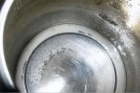 煮沸的水产生的水垢和漂浮物是什么？图片