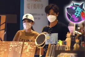 陈乔恩牵手Alan逛街，小腹平坦无孕相，两人驱车回家座驾60万起步图片