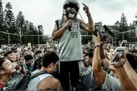 头盔哥南体打球恶意剪辑的背后，中国到底需要怎样的草根篮球？图片