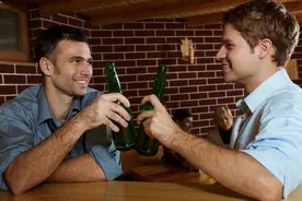 再次提醒：酒后出现4个症状，可能是“胰腺炎”来了，别不当回事图片