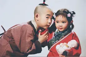 87版《红楼梦》巧姐，小姐的身子农妇的命，扮演者王萱撞脸王俊凯图片