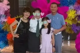 文章马伊琍一家四口同框，庆祝女儿毕业，15岁文君竹个子高挑图片