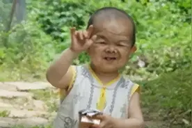 他是侏儒症患者，医生断言活不过30岁，如今52岁，靠母亲照顾图片