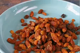 葡萄干用醋泡一泡，好多人不懂有啥用，真的很厉害，我也是刚知道图片