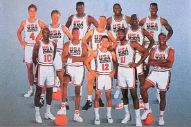 看看教练组栓条狗都能赢的梦之队阵容——乔丹领衔的梦一队图片