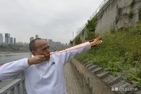 现代弹弓的精度有多高呢？20米开外也能轻松打中泥丸图片