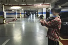 视频 | 三男子拉车门“拆盲盒” 钱来了警察也来了图片