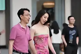 美貌并非工具：“牵手门”当事人，原来董小姐并非“咸鱼”！图片