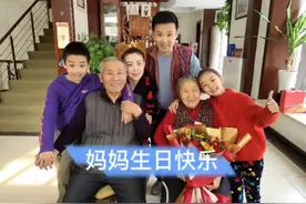 刘和刚给母亲低调庆生，一家八口吃家常小菜，十几瓶茅台意外抢镜图片