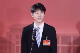 广西最年轻政协委员赖家益，又帅又有魄力，曾放弃高薪做乡村教师图片