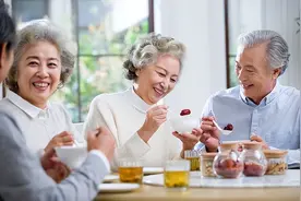 退休医生直言：寿命长并非多走路与多休息，而是坚持这2件小事！图片