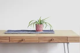 我妈妈把邻居扔的3包小孩衣服，捡回家了......图片