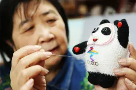 精准还原“冰墩墩”“雪容融”阿婆巧手编织冬奥吉祥物图片