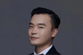 理想出事后，小刚学长改行玩摩托车了，网友：汽车圈混不下去了？图片